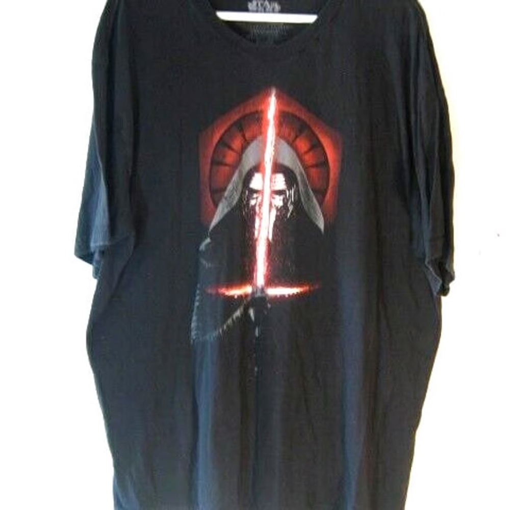 Star Wars Kylo Ren holding light saber, black tshirt size 2xl